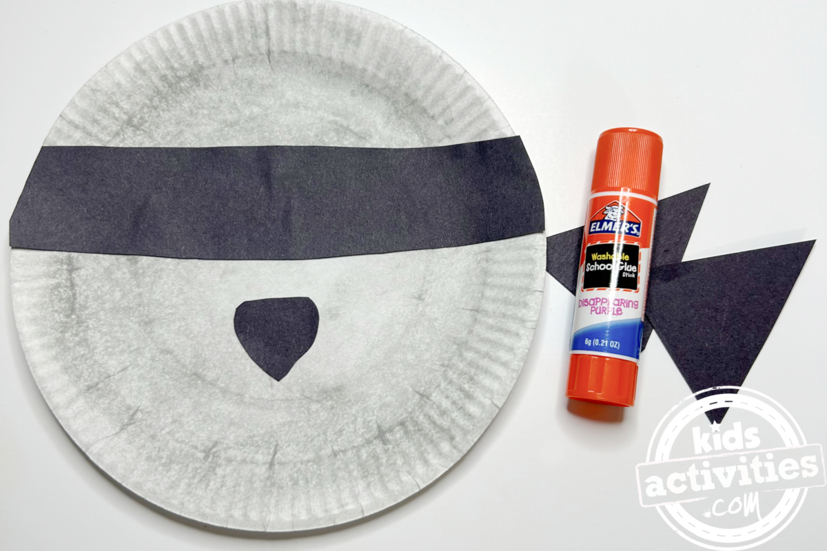 Étape 5 - Bricolage avec une assiette en carton pour raton laveur - Collez les oreilles sur le dessus de l'assiette en carton - Blog d'activités pour enfants