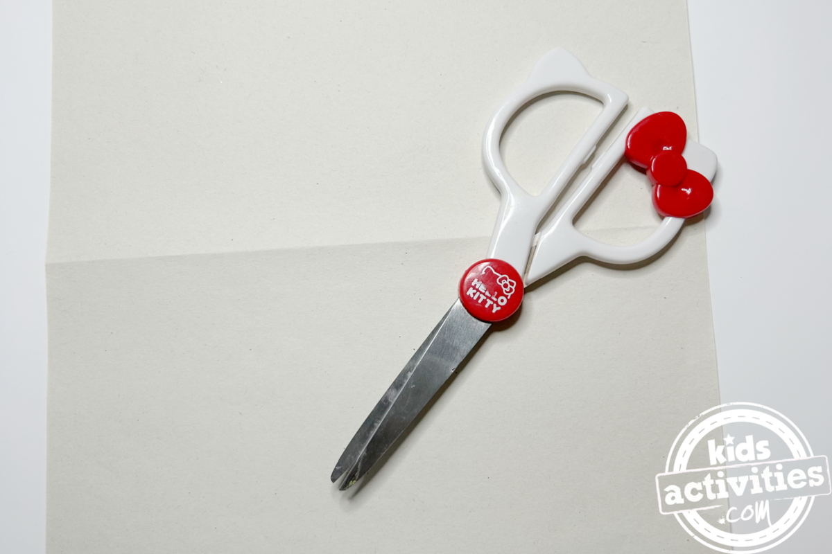 Étape 2 - Bricolage avec une assiette en papier zèbre - découpez deux grands triangles avec du papier de construction blanc - blog d'activités pour enfants