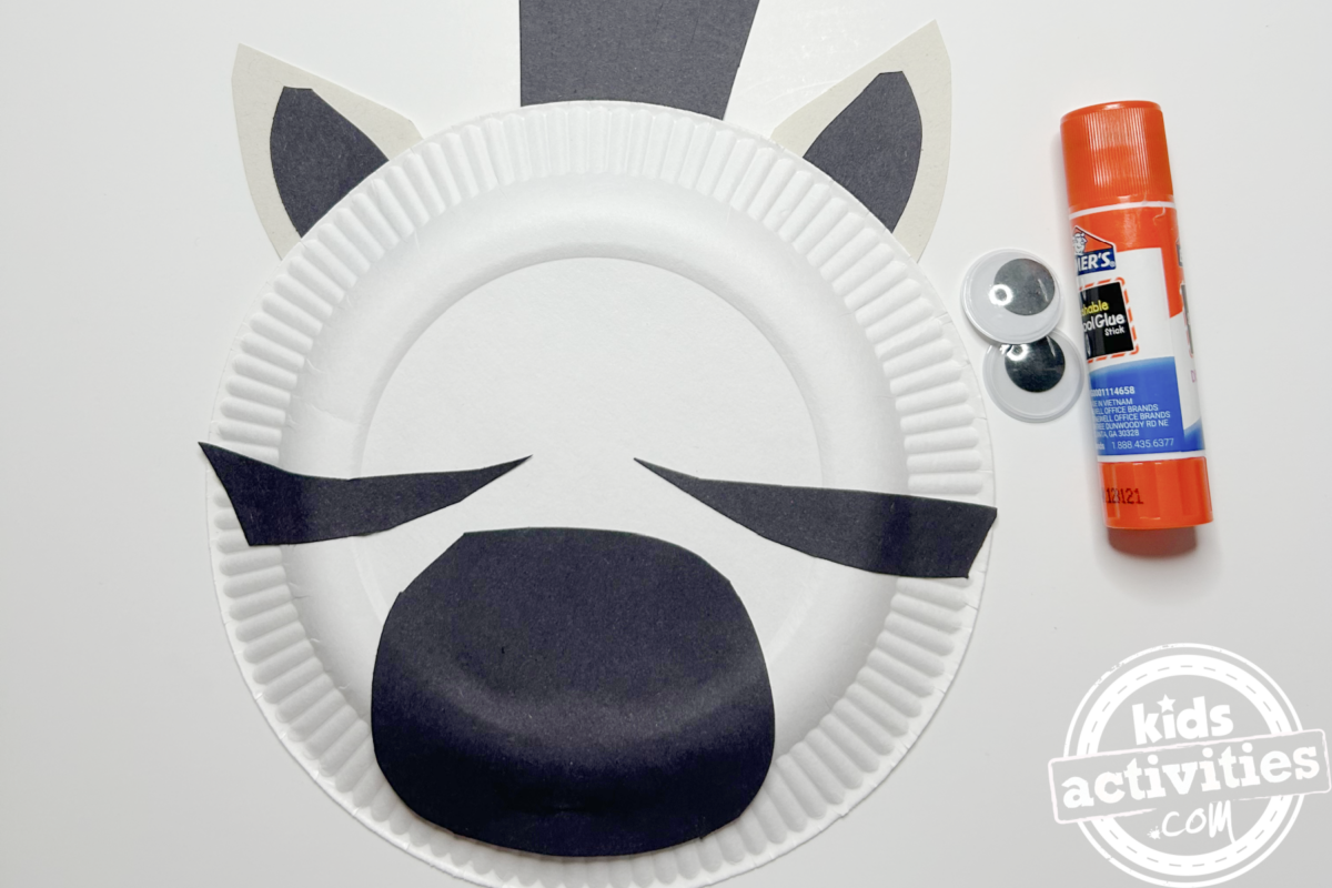 Étape 4 - Bricolage avec une assiette en papier zèbre - collez les yeux - blog d'activités pour enfants
