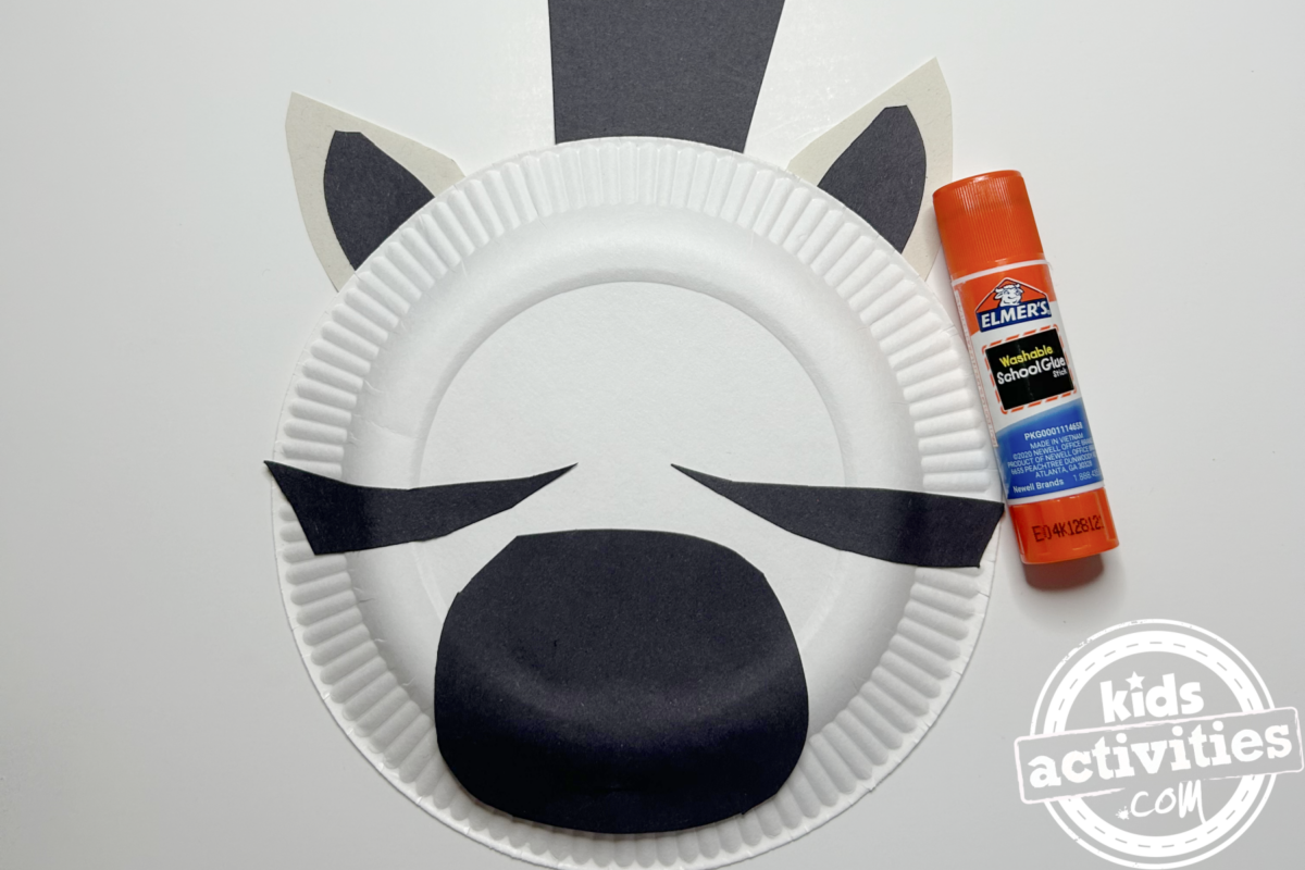 Étape 3 - Bricolage avec une assiette en papier zèbre - collez le tout sur l'assiette en papier - blog d'activités pour enfants