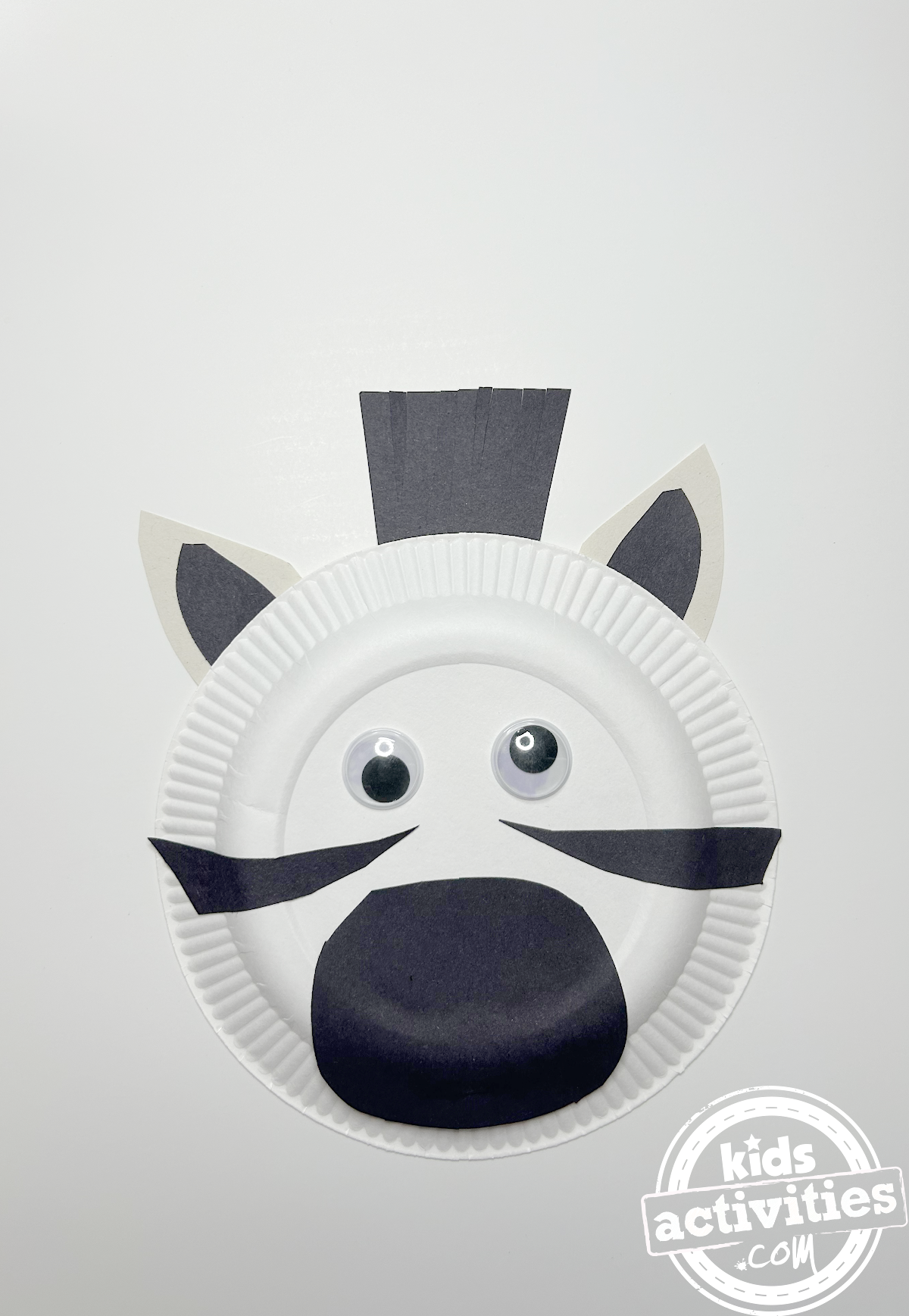 Bricolage terminé - Bricolage avec assiette en papier zèbre - Bricolage zèbre terminé - Blog d'activités pour enfants