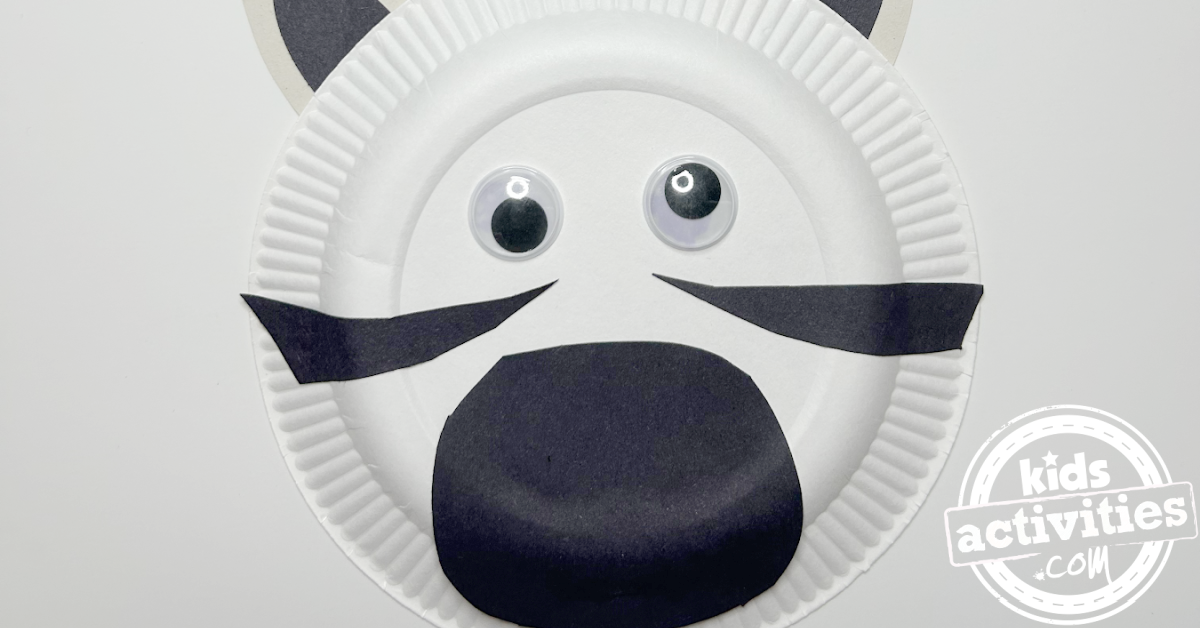 Bricolage facile avec une assiette en papier zèbre pour les enfants d'âge préscolaire