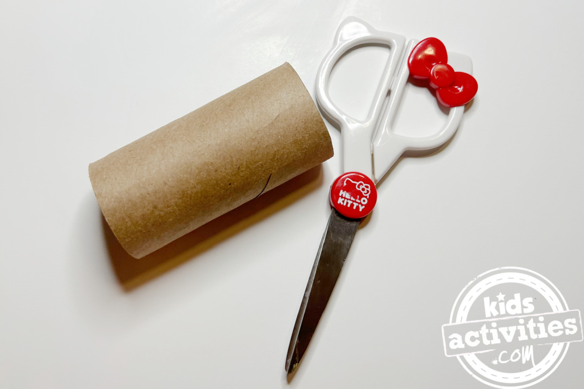 Étape 1 - Bricolage avec une assiette en papier yo-yo - Coupez le tube de papier toilette en deux - Blog d'activités pour enfants