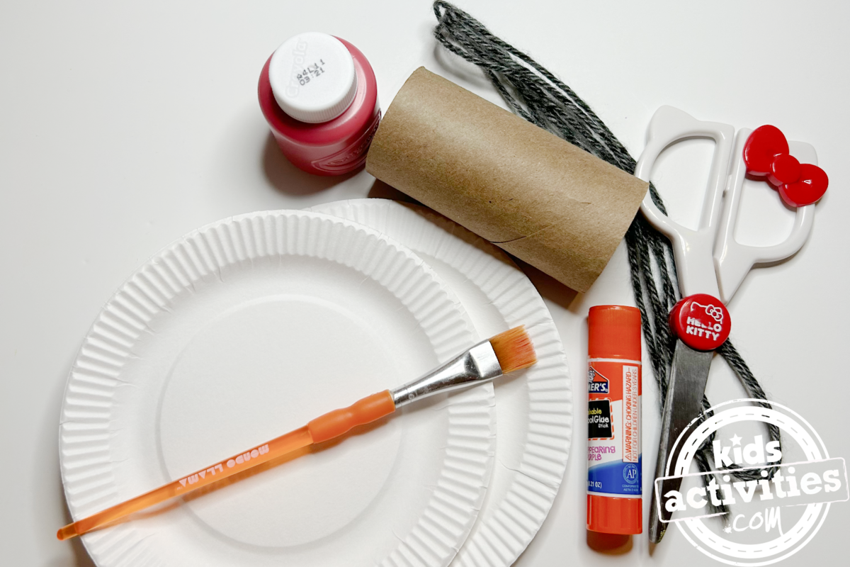 Fournitures nécessaires pour le bricolage avec une assiette en papier yo-yo : vous aurez besoin de : deux mini assiettes en papier, de peinture rouge, d'un tube de papier toilette, d'une longue ficelle de fil, de colle, de ciseaux et d'un pinceau - blog d'activités pour enfants