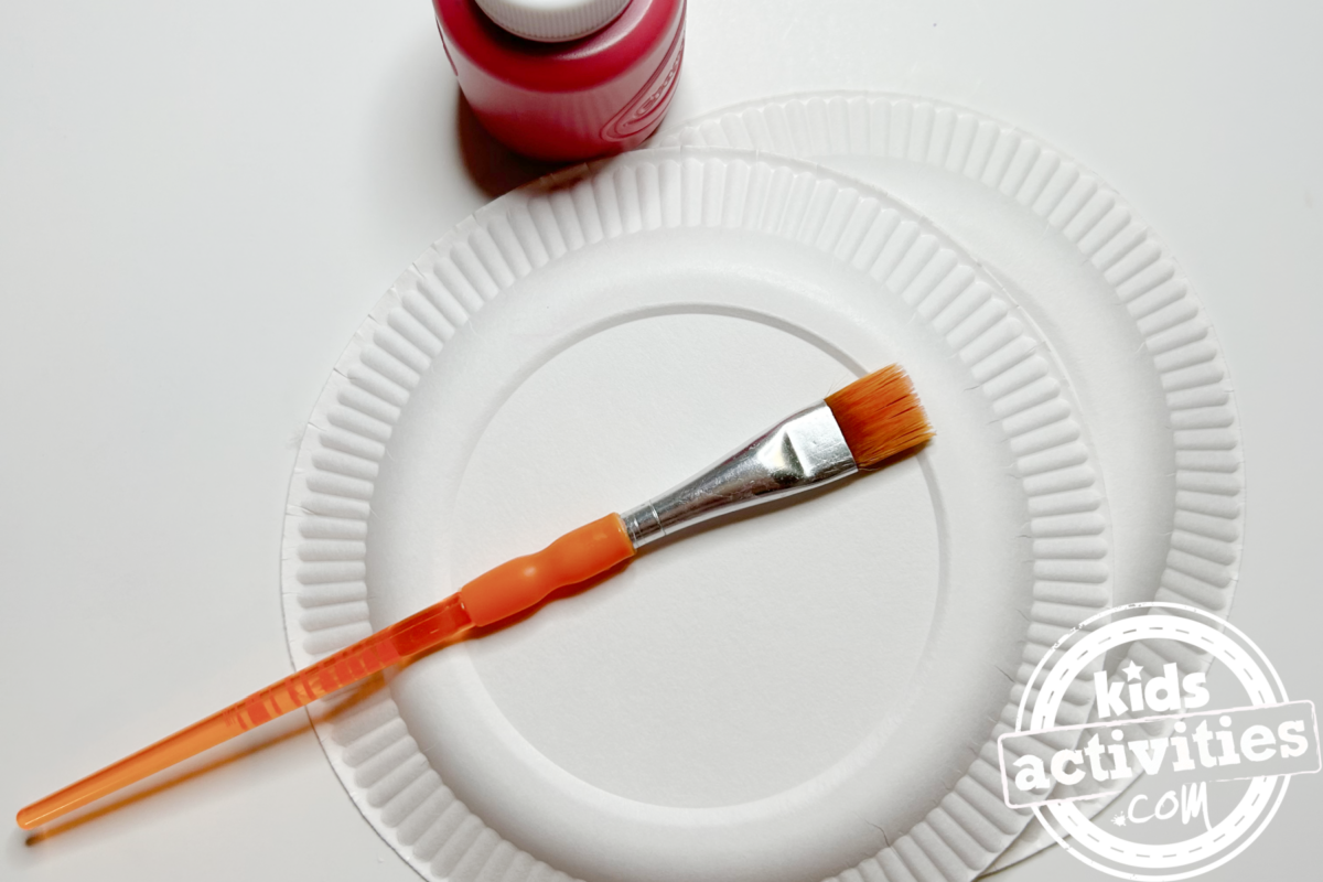 Étape 2 - Bricolage avec une assiette en papier Yo-yo - Peignez le dos des deux assiettes en papier en rouge - Blog d'activités pour enfants