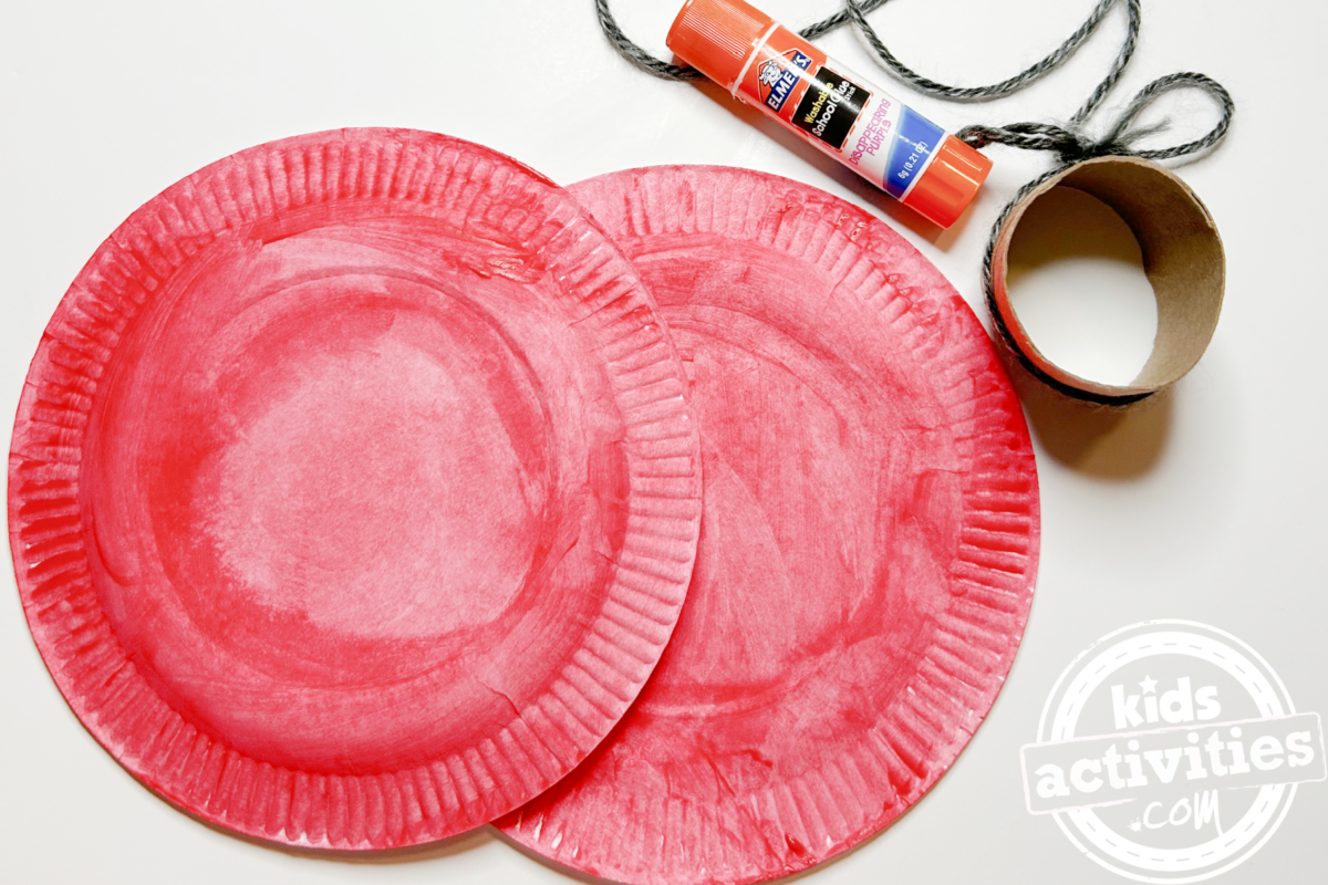 Étape 4 - Bricolage avec une assiette en papier Yo-yo - Collez les assiettes en papier sur le bord du tube de papier toilette, assurez-vous que les parties blanches de l'assiette en papier sont à l'intérieur - Blog d'activités pour enfants