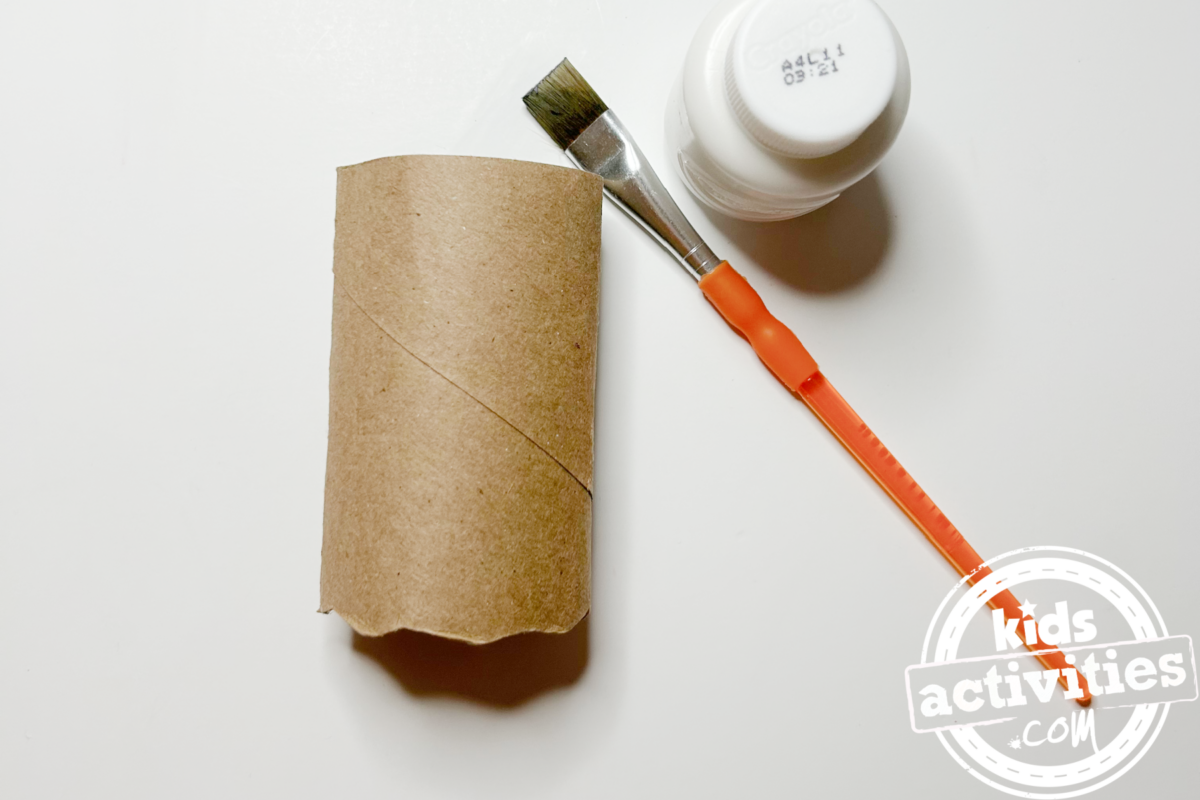 Étape 2 - Bricolage avec un rouleau de papier toilette fantôme - Peignez le rouleau de papier toilette en blanc, cela peut prendre plusieurs couches - Blog d'activités pour enfants