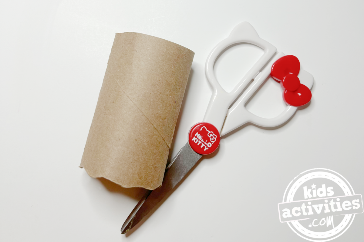 Étape 1 - Bricolage avec un rouleau de papier toilette fantôme - coupez l'extrémité de votre rouleau de papier toilette en petits gribouillis - blog d'activités pour enfants