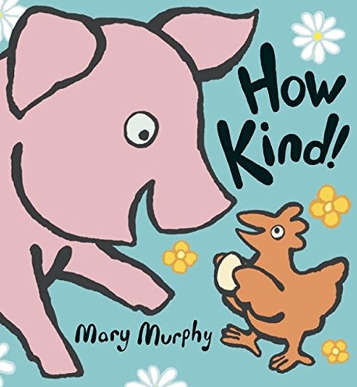 Histoire d'animaux pour enfants - L'image montre un poulet brun offrant un cadeau à un cochon rose. Des fleurs jaunes et blanches sont sur un fond bleu d'Amazon.