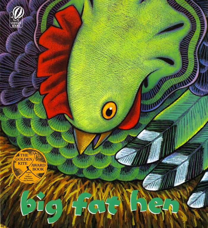 L'image montre une grande poule verte avec ses plumes vertes picorant le foin sous elle d'Amazonie.