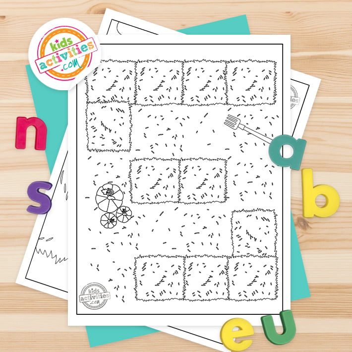 pages à colorier imprimables de labyrinthe de foin sur fond de bois avec des accessoires colorés - blog d'activités pour enfants