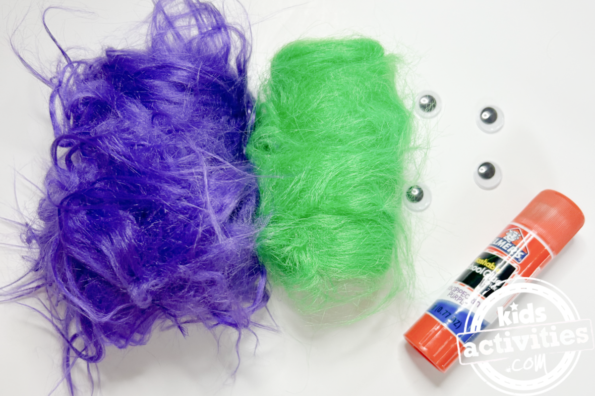 Étape 2 - Bricolage de monstres en papier toilette - Ajoutez des yeux mobiles sur les rouleaux
