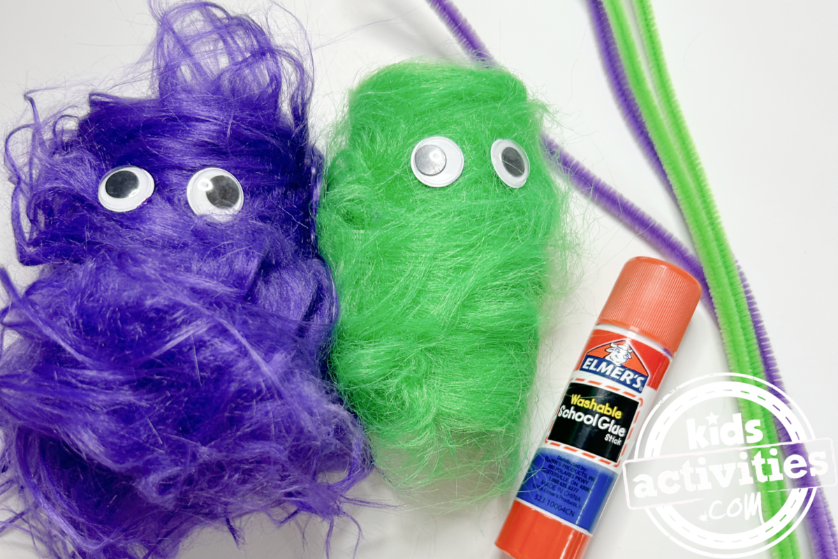 étape 3 - Fuzzy Monster TP Roll Craft - Enfin, ajoutez des décorations à vos monstres