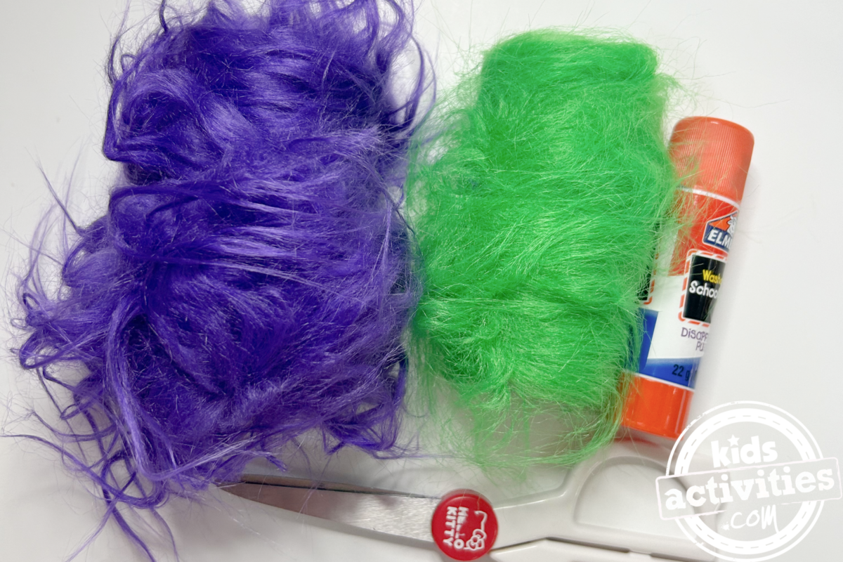 Étape 1 - Bricolage avec un rouleau de papier toilette Fuzzy Monster - mesurez la quantité de tissu dont vous aurez besoin en l'enroulant autour du papier toilette, puis coupez l'excédent de fourrure, puis collez votre tissu en fourrure sur le rouleau de papier toilette