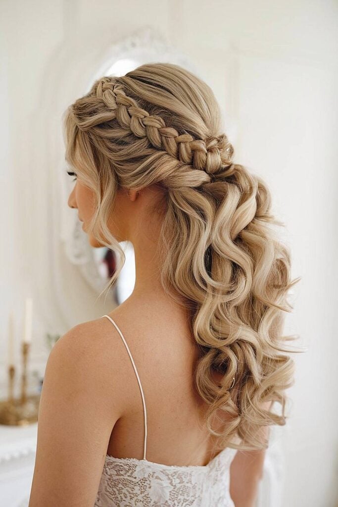 Coiffure couronne tressée romantique avec des vagues douces pour micro mariage.