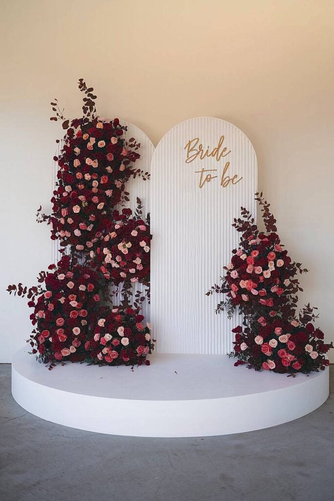Toile de fond florale pour fête nuptiale avec roses rouges et roses.