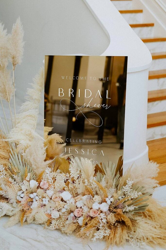 Panneau miroir de douche nuptiale personnalisé avec arrangement d'herbe de pampa.