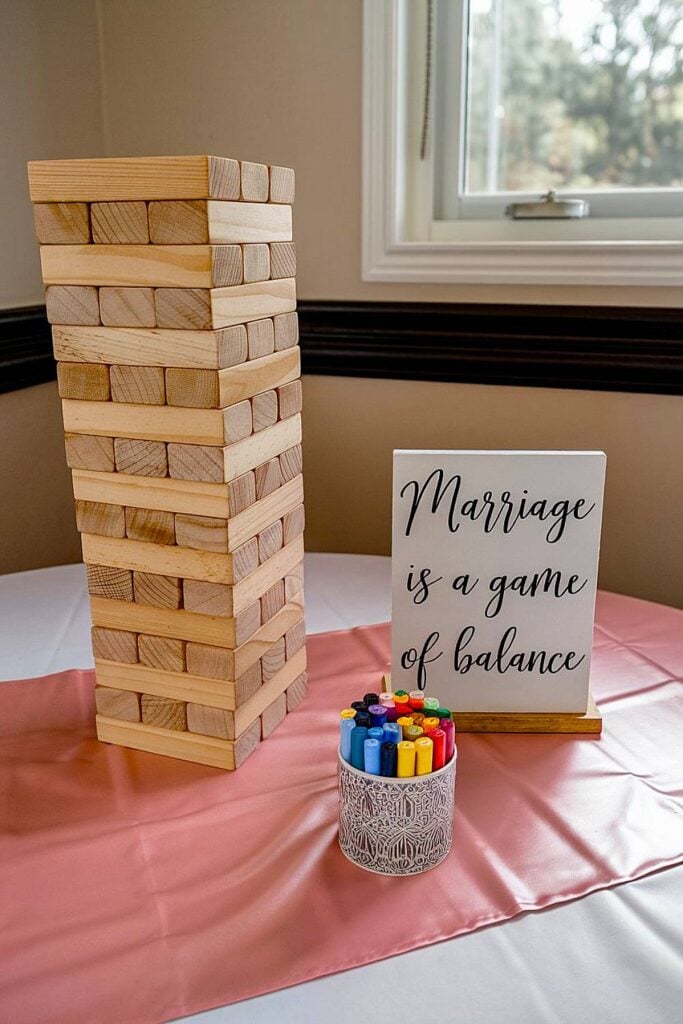 Jeu Jenga géant comme activité créative de fête prénuptiale.