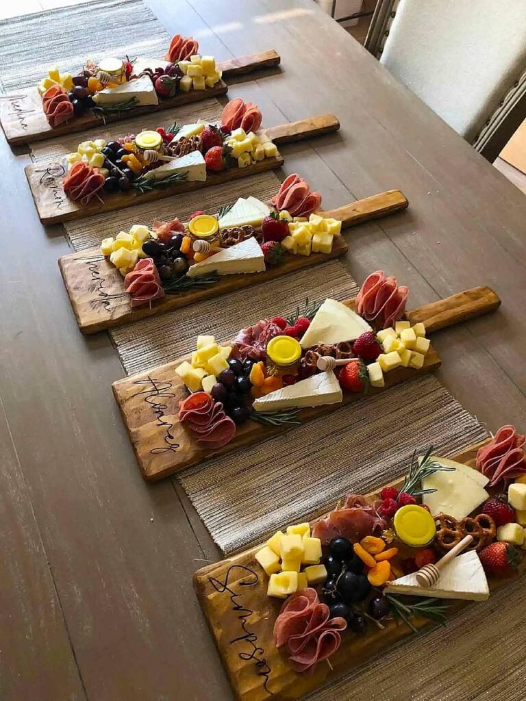 Planche de charcuterie rustique pour table de collations de douche nuptiale.