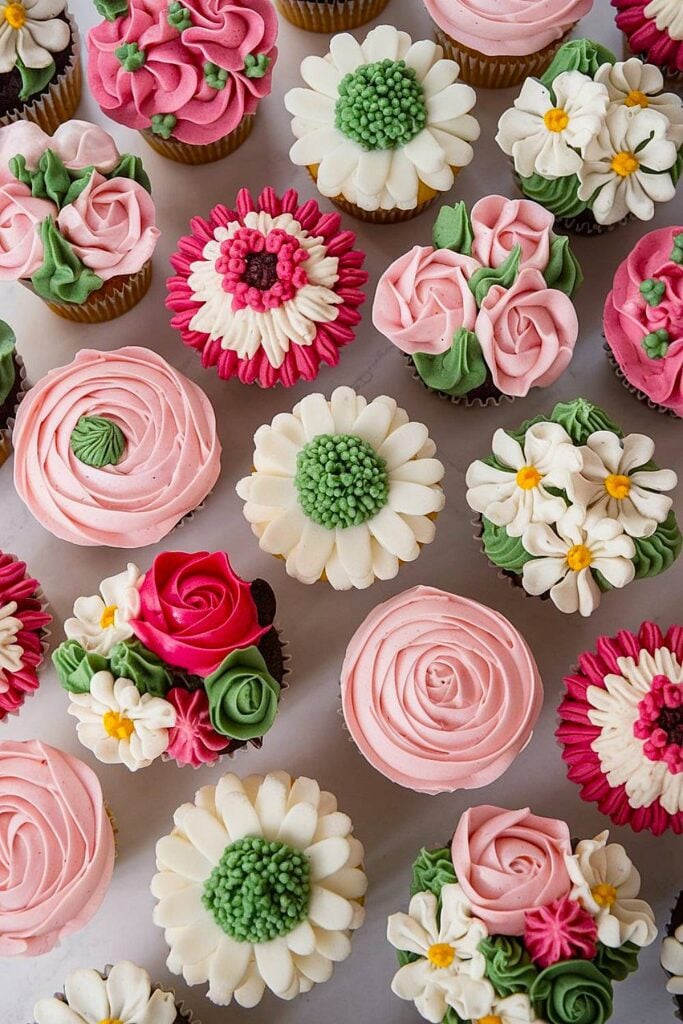 Cupcakes floraux pour fête nuptiale avec des motifs de crème au beurre.