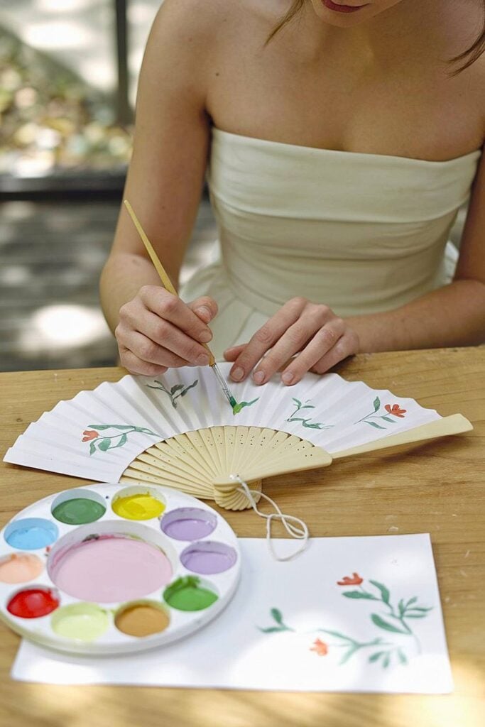 Peinture en éventail comme activité amusante pour une fête prénuptiale.