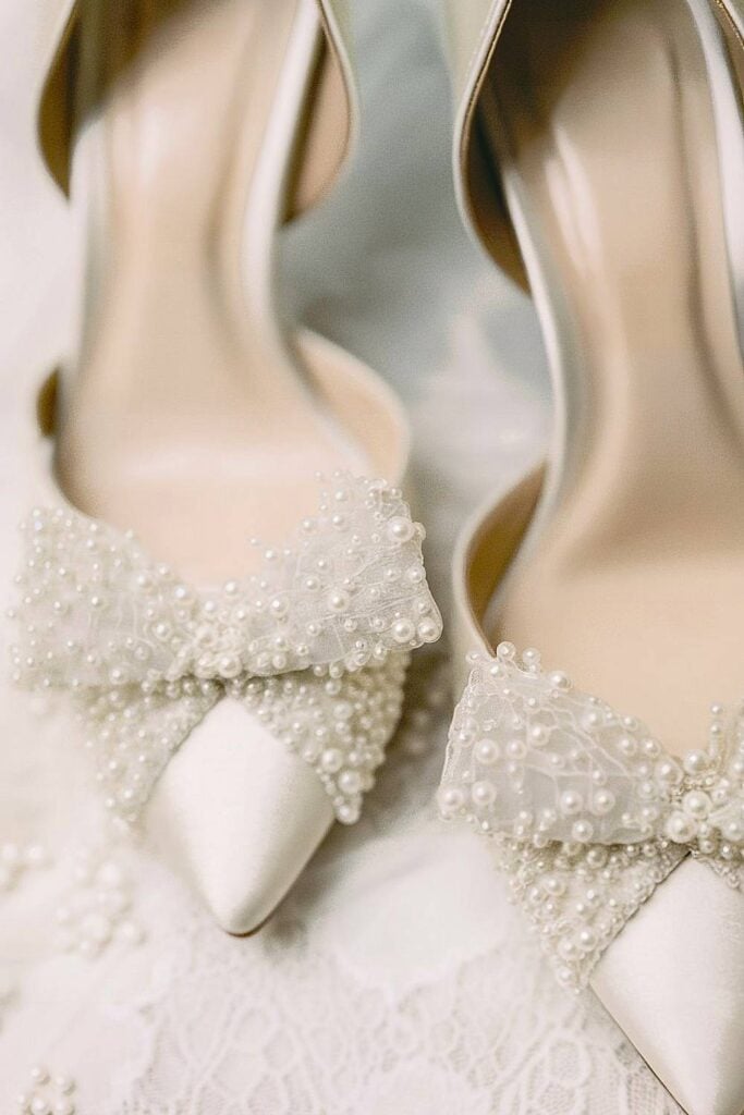 Chaussures de mariage glamour et luxueuses avec nœuds incrustés de perles.