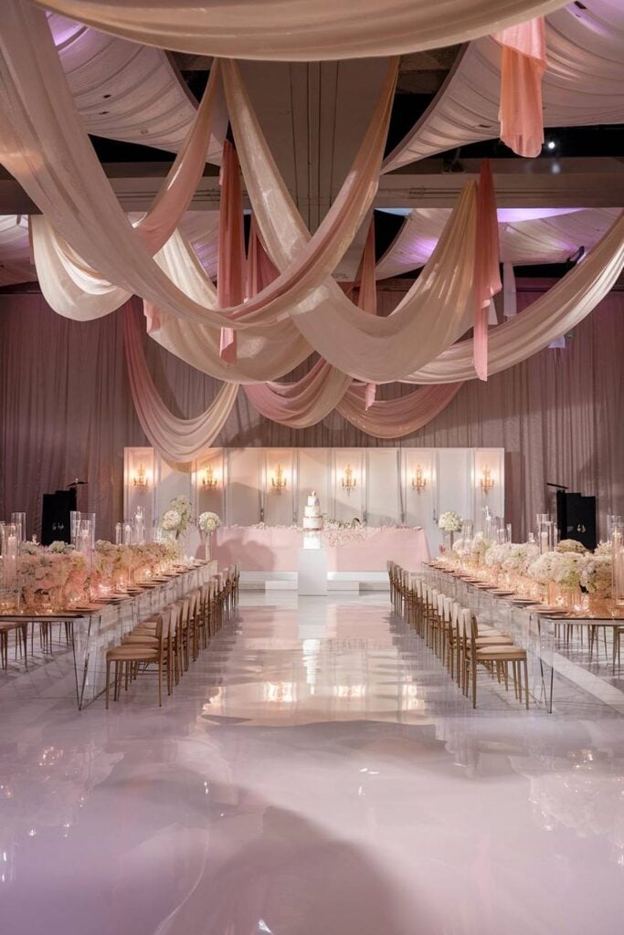 Décoration de mariage de luxe moderne avec centres de table géométriques dorés et éclairage ambiant.