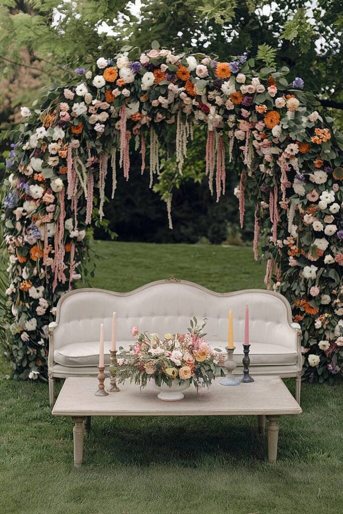 Toile de fond de mariage floral avec verdure en cascade pour un mariage dans la cour.