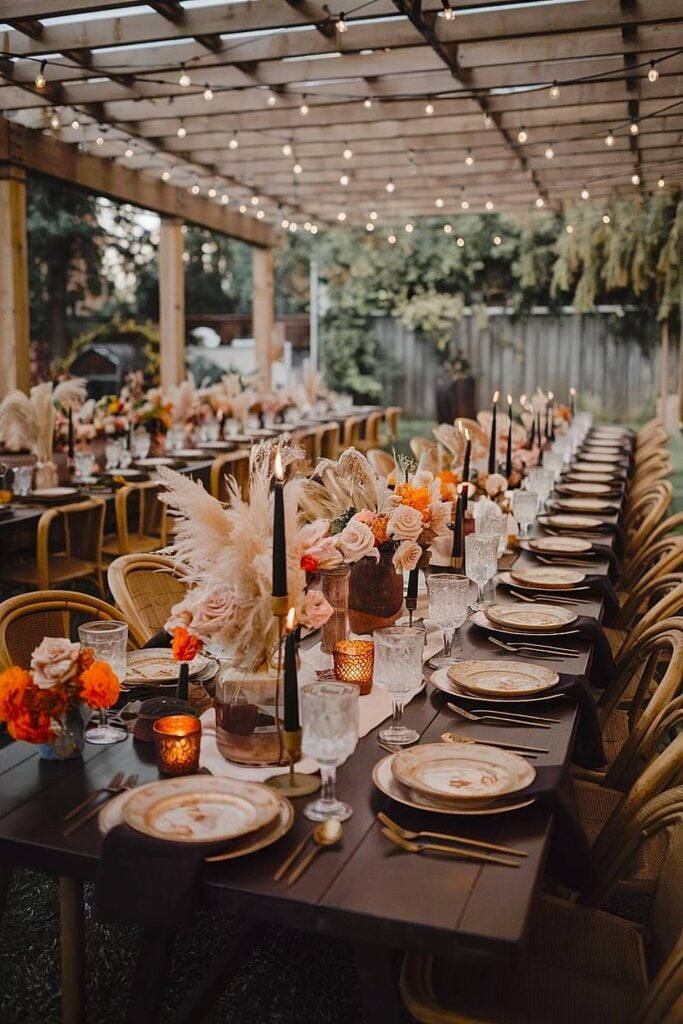 Table de mariage rustique avec herbe de pampa et accents orange.