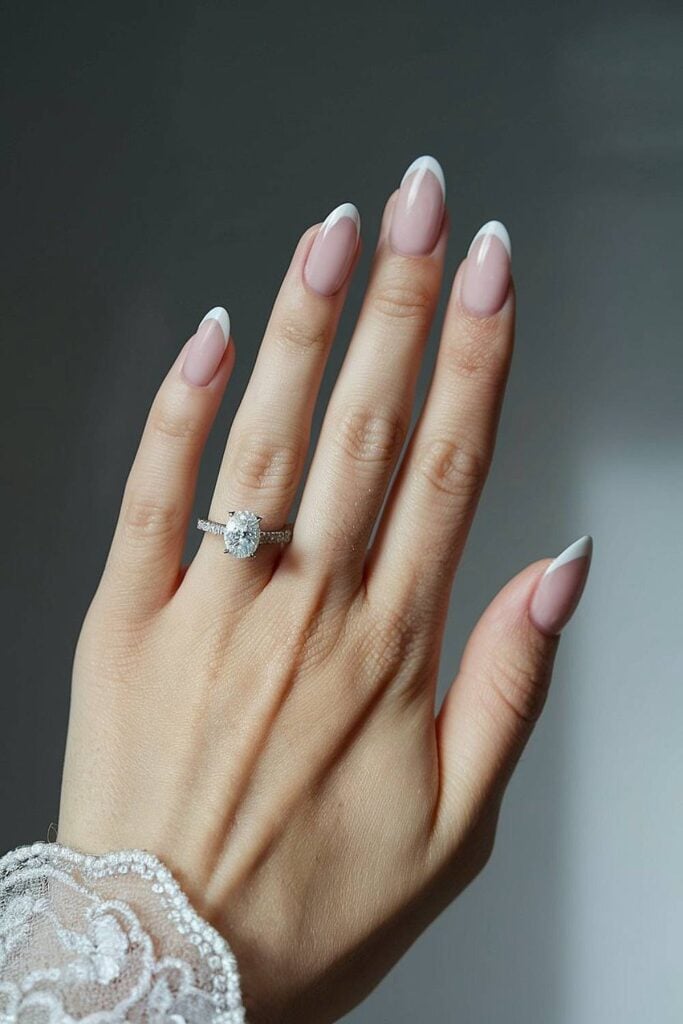 Ongles de mariage de luxe classiques avec manucure française.