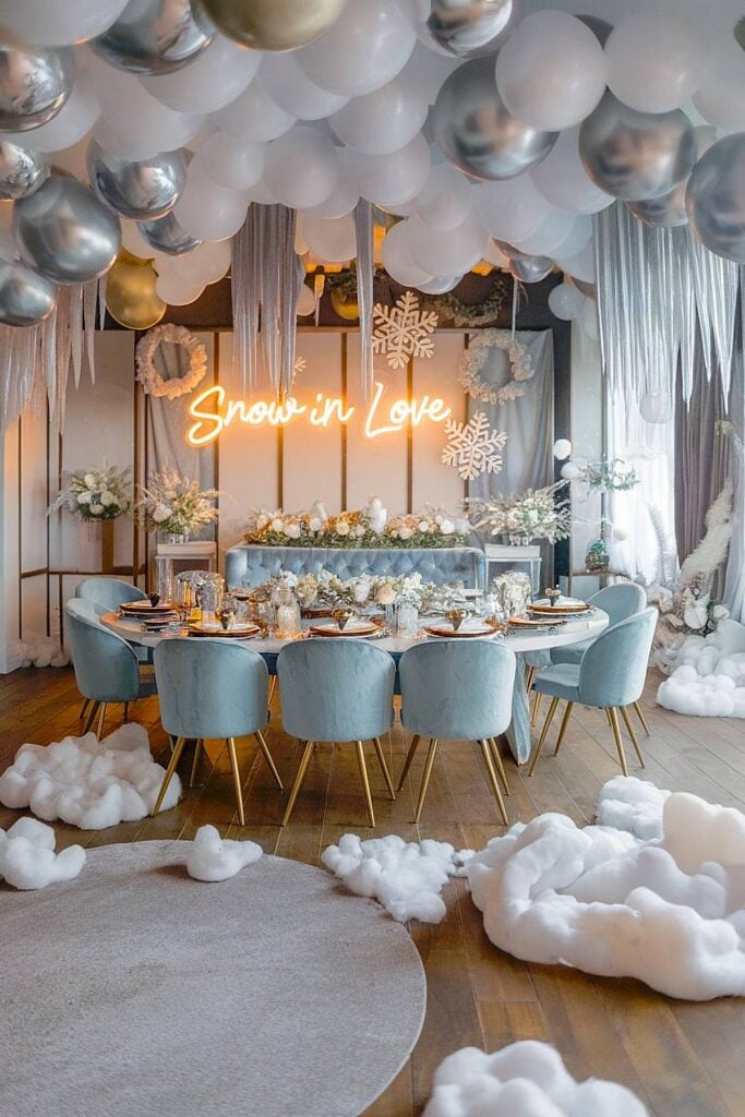 Fête de bachelorette d'hiver avec décoration de neige et détails bleus glacés.