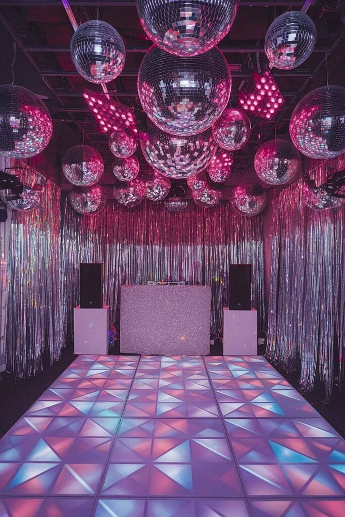 Disco Bachelorette Party Dance Place avec décor et lumières en argent.
