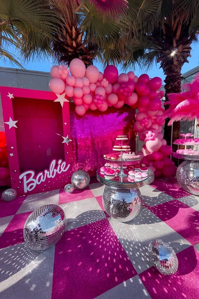 Party de bachelorette sur le thème de Barbie avec décor rose et photomaton.