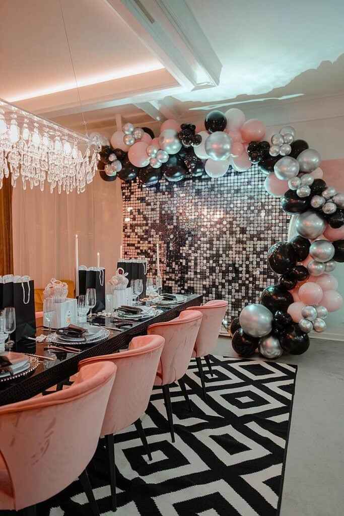 Fête de bachelorette Glitz et Glam avec décoration rose et noire.