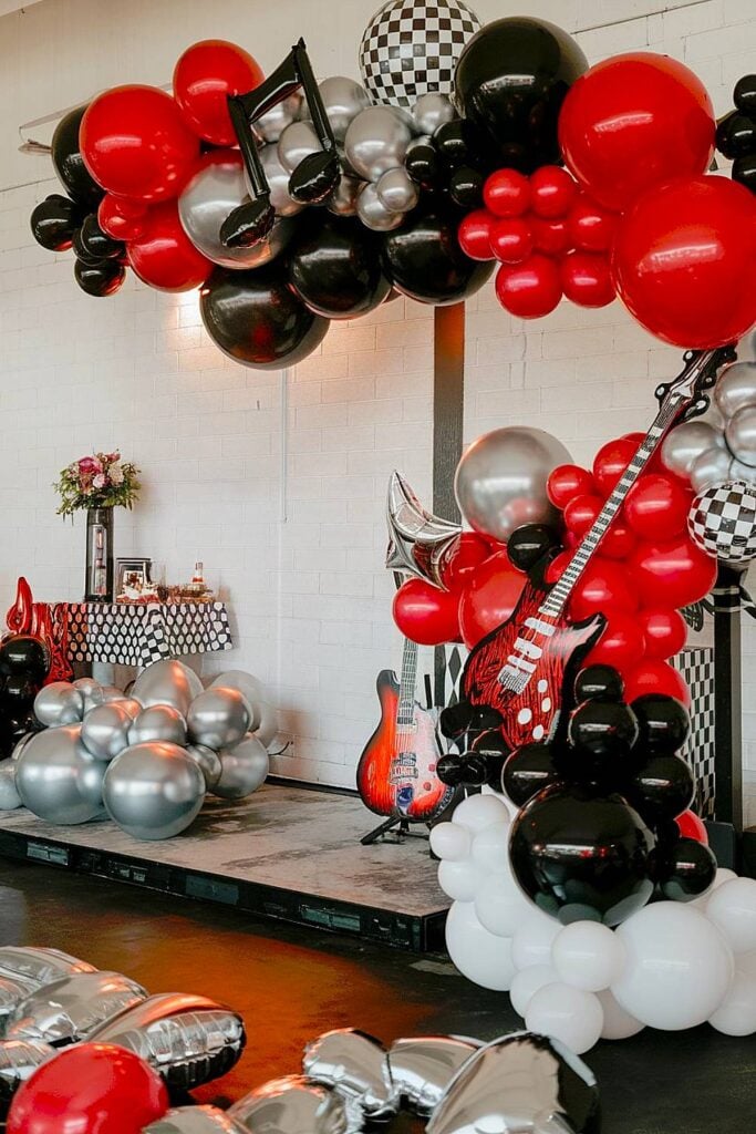 Rock n Roll Bachelorette Party avec décor de guitare et arc de ballon.