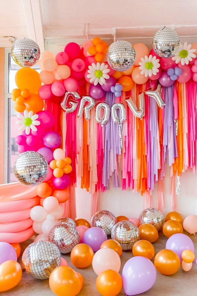 Party de Bachelorette rétro avec ballons colorés et boules disco.