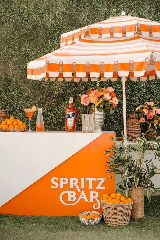 Aperol spritz esthétique Bachelorette Party avec décor et bar orange.