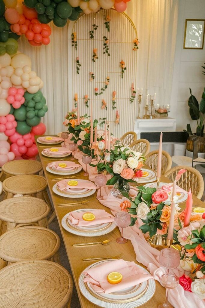 Paysage de fête de bachelorette florale avec des détails roses et d'agrumes.