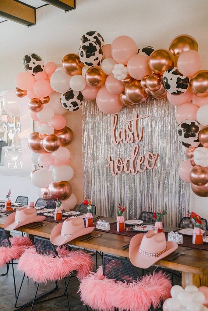 Cowgirl Bachelorette Party avec des chapeaux roses et un décor sur le thème de l'Ouest.