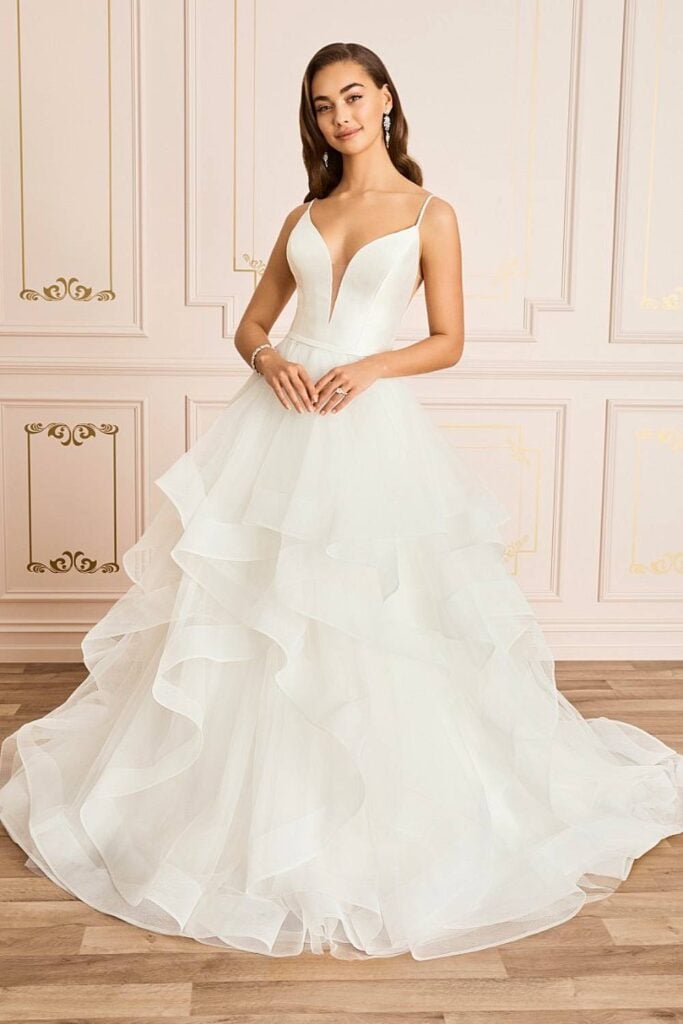 Robe de mariée simple en tulle avec plongeon à col en V.