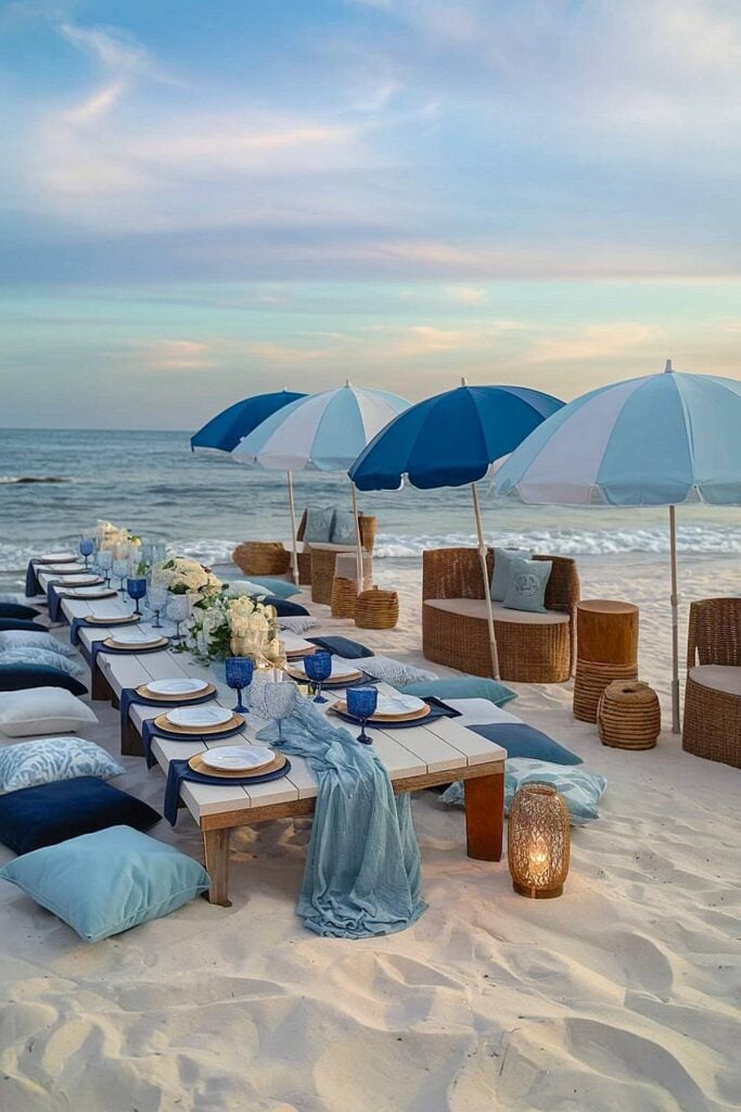 Table de fête de bachelorette Beach avec décoration bleue et blanche.