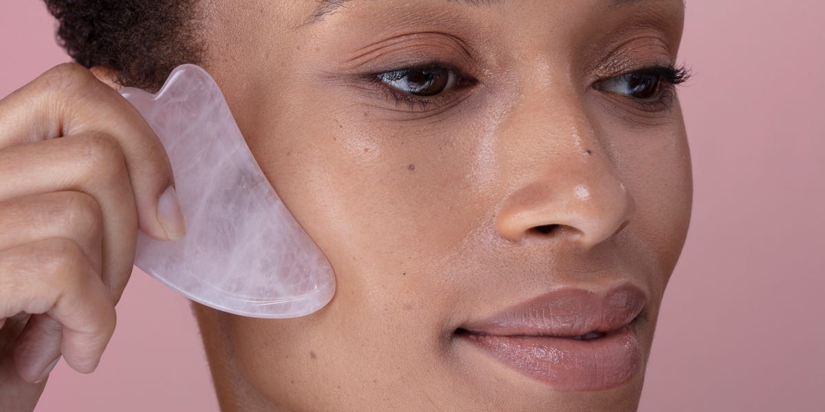 Comment utiliser une pierre Gua Sha pour lisser et sculpter la peau, selon les dermatologues