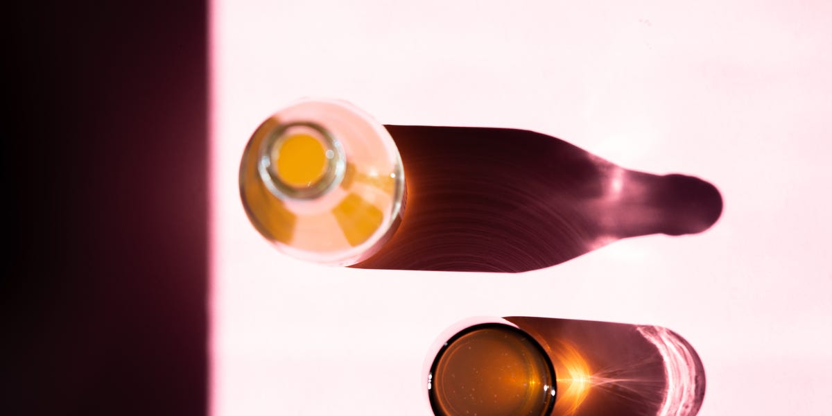 Les bains au vinaigre de cidre de pomme présentent des avantages et des risques réels. Continuez à lire avant de vous tremper.