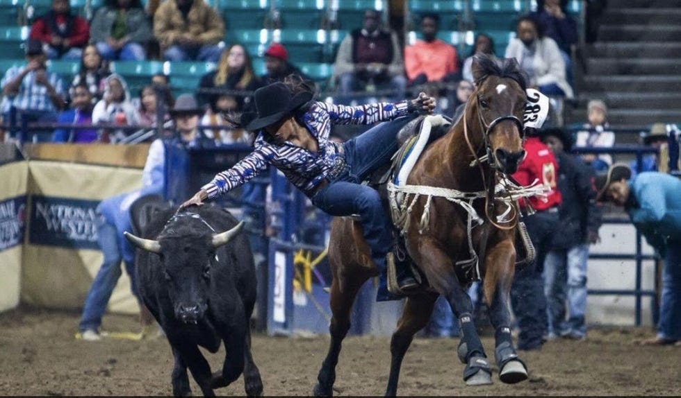 événement de rodéo mettant en vedette une cow-girl en compétition avec un taureau