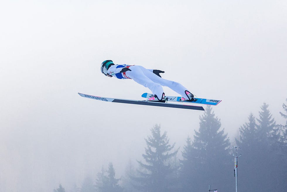 topshot slovenias nika prevc s'envole dans les airs lors de la qualification pour l'épreuve individuelle féminine grand tremplin hs140 de la coupe du monde de saut à ski fis à klingenthal, est de l'allemagne, le 13 décembre 2025 (photo de jens schlueter / afp via getty images)