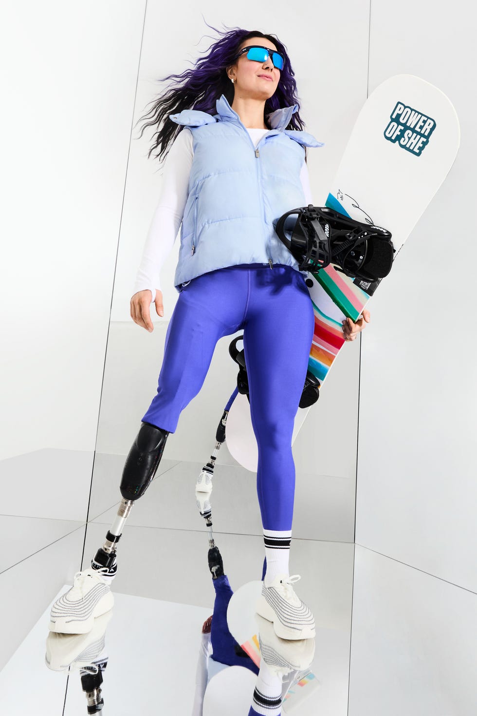 Brenna Huckabypara Snowboardingathleta gilet, chemise, pantalon et chaussettes, baskets APL, lunettes de soleil Oakley, boucles d'oreilles Jennybird