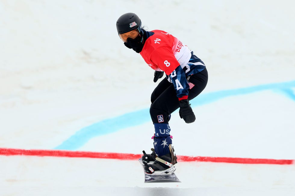 snowboarder effectuant dans un événement compétitif