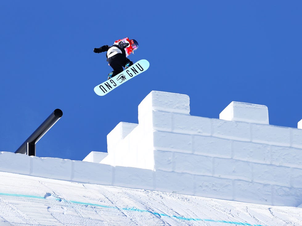 snowboarder effectuant un saut d'une rampe