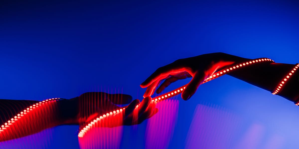 Voici comment utiliser la lumière rouge pour vieillir vos mains. Taches foncées ? Disparu? Des rides ? Lissé. Les dermatologues veulent que cette technologie devienne le nouveau meilleur ami de vos mitaines. Par Melanie Rud5 juin 2026